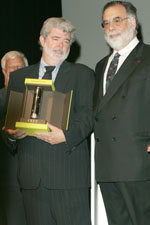 Georges Lucas reçoit son prix de Francis Ford Coppola