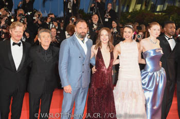 Jesse Plemons, Willem Dafoe, Yorgos Lanthimos, Emma Stone, Margaret Qualley, Hunter Schafer, Mamoudou Athie